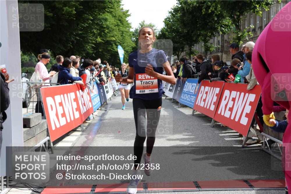 14.06.2026 - REWE Women's Run Strokosch-Dieckow http://msf.ph/oto/9772358 14.06.2026 10:55:38 Ziel 5287, 5308, 5695, 5702 meine-sportfotos.de