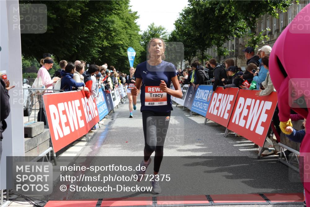 14.06.2026 - REWE Women's Run Strokosch-Dieckow http://msf.ph/oto/9772375 14.06.2026 10:55:38 Ziel 5287, 5308, 5695, 5702 meine-sportfotos.de
