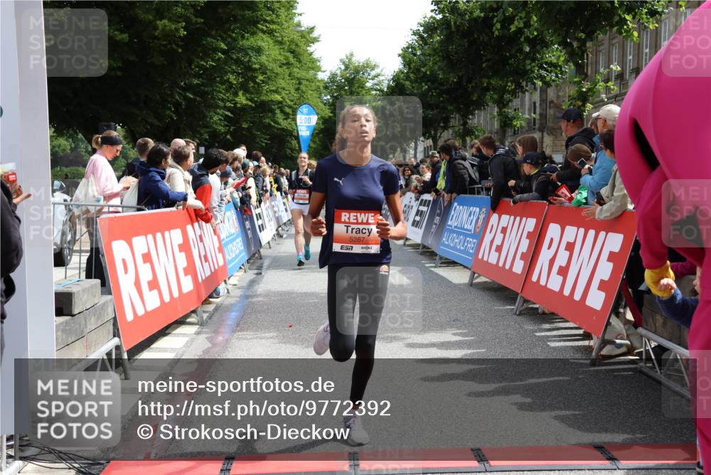 14.06.2026 - REWE Women's Run Strokosch-Dieckow http://msf.ph/oto/9772392 14.06.2026 10:55:38 Ziel 5287, 5308, 5695, 5702 meine-sportfotos.de