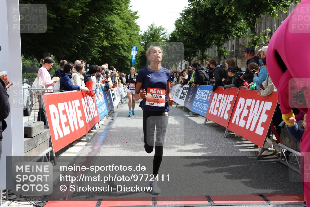 14.06.2026 - REWE Women's Run Strokosch-Dieckow http://msf.ph/oto/9772411 14.06.2026 10:55:38 Ziel 5287, 5308, 5695, 5702 meine-sportfotos.de
