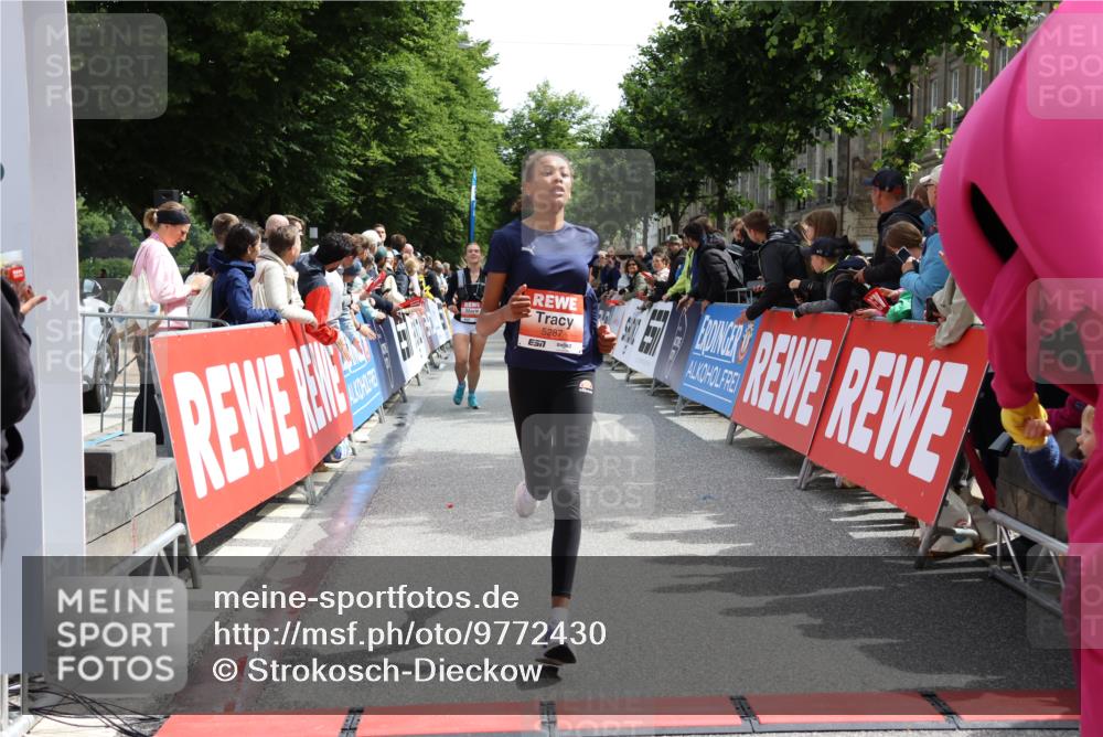 14.06.2026 - REWE Women's Run Strokosch-Dieckow http://msf.ph/oto/9772430 14.06.2026 10:55:38 Ziel 5287, 5308, 5695, 5702 meine-sportfotos.de