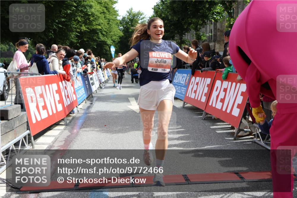 14.06.2026 - REWE Women's Run Strokosch-Dieckow http://msf.ph/oto/9772466 14.06.2026 10:55:35 Ziel 5287, 5308, 5702 meine-sportfotos.de