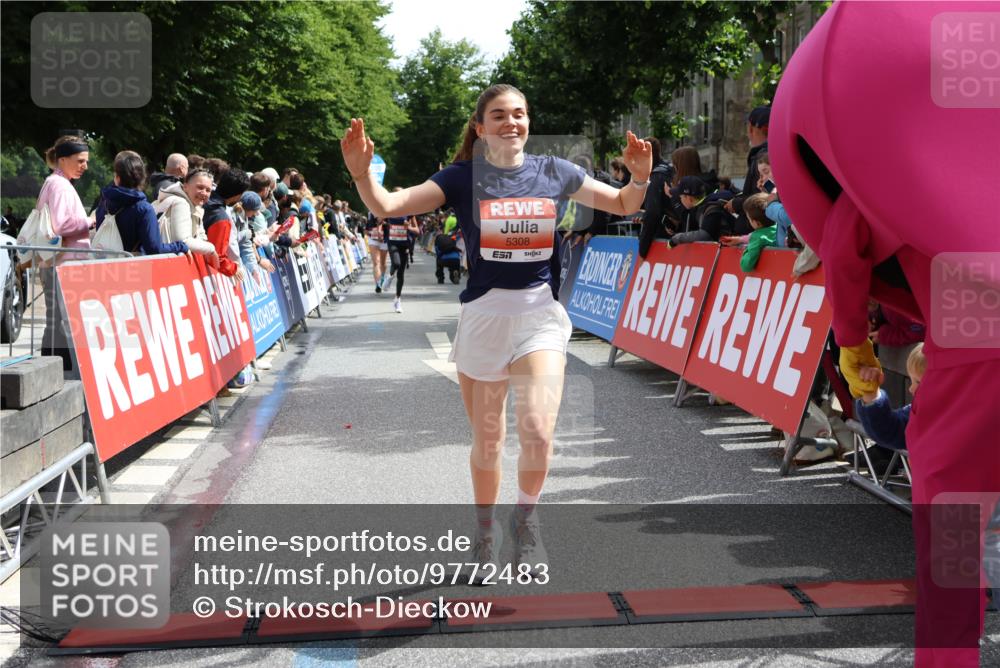14.06.2026 - REWE Women's Run Strokosch-Dieckow http://msf.ph/oto/9772483 14.06.2026 10:55:35 Ziel 5287, 5308, 5702 meine-sportfotos.de