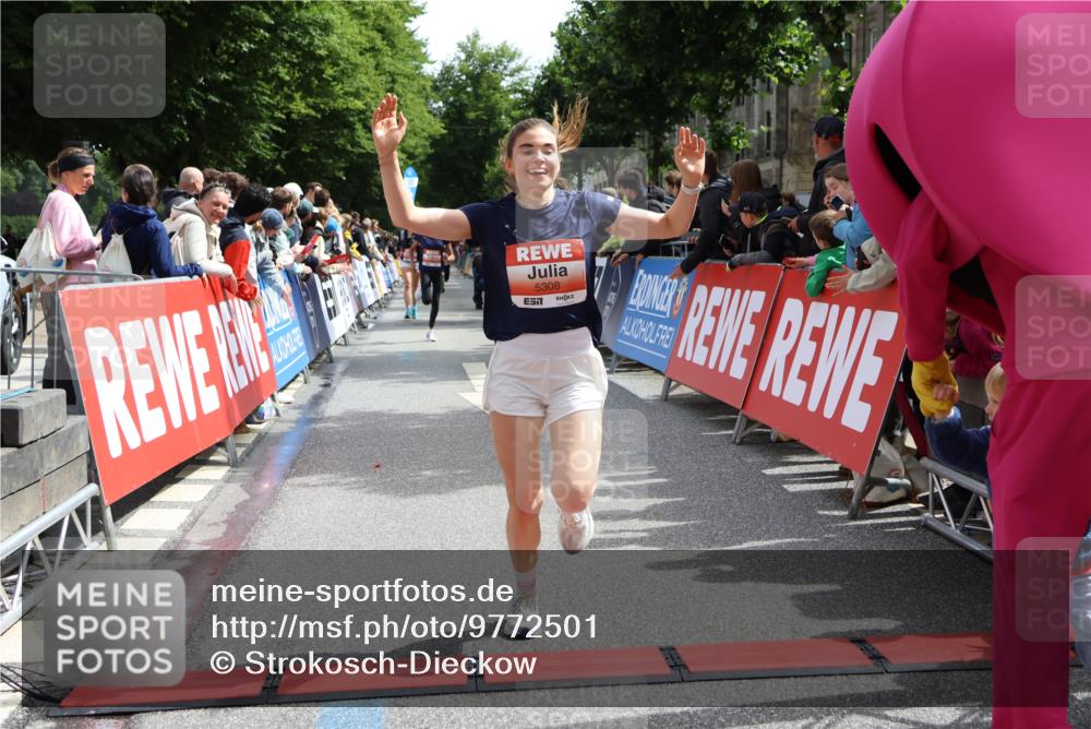 14.06.2026 - REWE Women's Run Strokosch-Dieckow http://msf.ph/oto/9772501 14.06.2026 10:55:35 Ziel 5287, 5308, 5702 meine-sportfotos.de