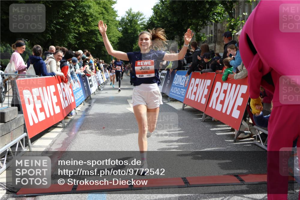 14.06.2026 - REWE Women's Run Strokosch-Dieckow http://msf.ph/oto/9772542 14.06.2026 10:55:35 Ziel 5287, 5308, 5702 meine-sportfotos.de