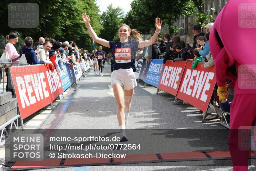 14.06.2026 - REWE Women's Run Strokosch-Dieckow http://msf.ph/oto/9772564 14.06.2026 10:55:35 Ziel 5287, 5308, 5702 meine-sportfotos.de