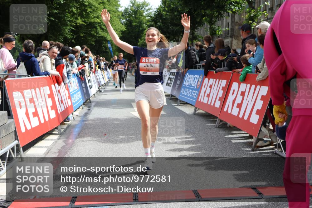 14.06.2026 - REWE Women's Run Strokosch-Dieckow http://msf.ph/oto/9772581 14.06.2026 10:55:35 Ziel 5287, 5308, 5702 meine-sportfotos.de