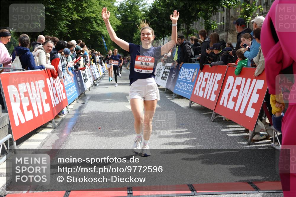 14.06.2026 - REWE Women's Run Strokosch-Dieckow http://msf.ph/oto/9772596 14.06.2026 10:55:35 Ziel 5287, 5308, 5702 meine-sportfotos.de