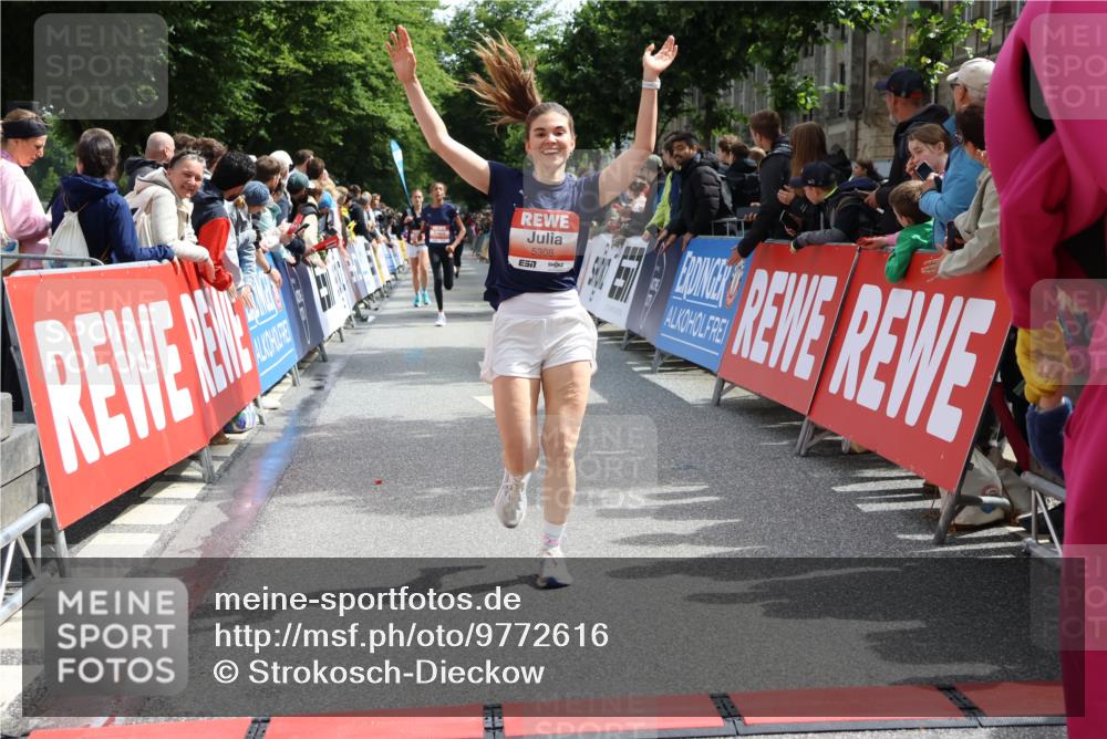 14.06.2026 - REWE Women's Run Strokosch-Dieckow http://msf.ph/oto/9772616 14.06.2026 10:55:35 Ziel 5287, 5308, 5702 meine-sportfotos.de