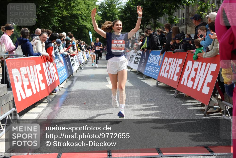 14.06.2026 - REWE Women's Run Strokosch-Dieckow http://msf.ph/oto/9772655 14.06.2026 10:55:34 Ziel 5287, 5308, 5702 meine-sportfotos.de