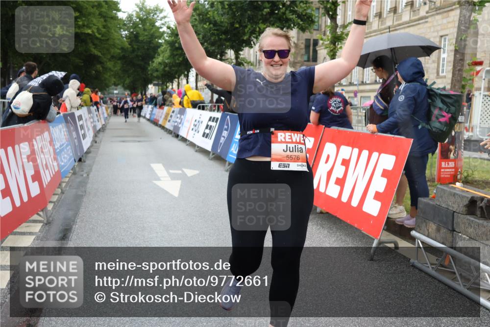 14.06.2026 - REWE Women's Run Strokosch-Dieckow http://msf.ph/oto/9772661 14.06.2026 11:09:40 Ziel 5406, 5549, 5576, 5761, 5762, 5854, 5981, 5987 meine-sportfotos.de