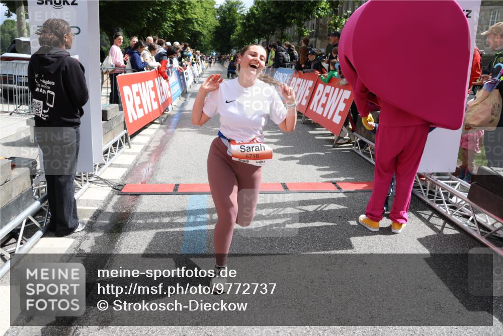 14.06.2026 - REWE Women's Run Strokosch-Dieckow http://msf.ph/oto/9772737 14.06.2026 10:55:19 Ziel 5649, 5718, 5837 meine-sportfotos.de