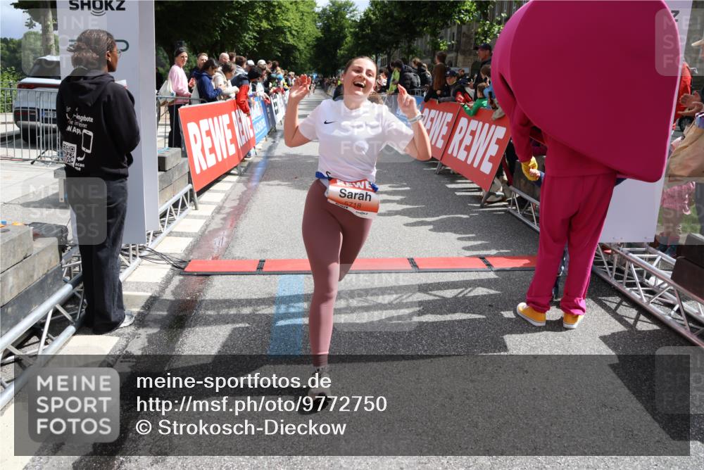 14.06.2026 - REWE Women's Run Strokosch-Dieckow http://msf.ph/oto/9772750 14.06.2026 10:55:19 Ziel 5649, 5718, 5837 meine-sportfotos.de