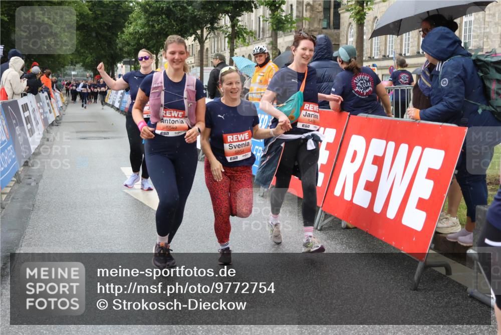 14.06.2026 - REWE Women's Run Strokosch-Dieckow http://msf.ph/oto/9772754 14.06.2026 11:09:37 Ziel 5406, 5549, 5576, 5761, 5762, 5836, 5854, 5968, 5981, 5987 meine-sportfotos.de