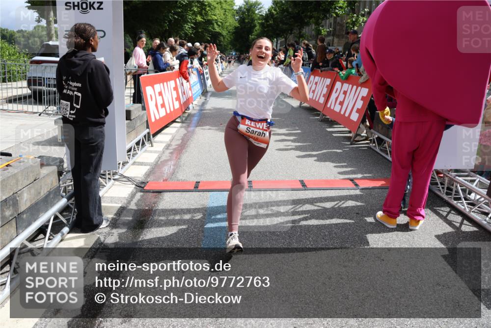 14.06.2026 - REWE Women's Run Strokosch-Dieckow http://msf.ph/oto/9772763 14.06.2026 10:55:19 Ziel 5649, 5718, 5837 meine-sportfotos.de