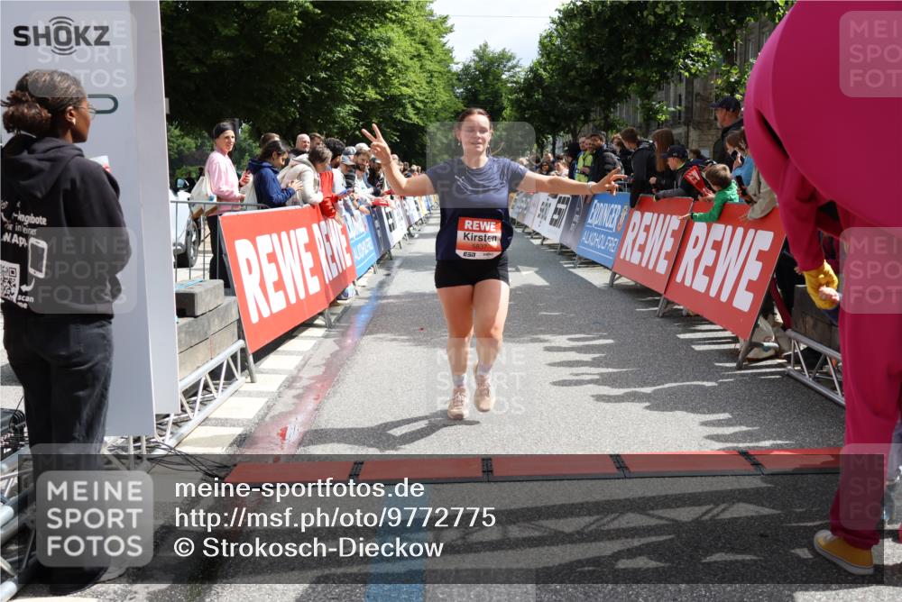 14.06.2026 - REWE Women's Run Strokosch-Dieckow http://msf.ph/oto/9772775 14.06.2026 10:55:17 Ziel 5649, 5718, 5837 meine-sportfotos.de