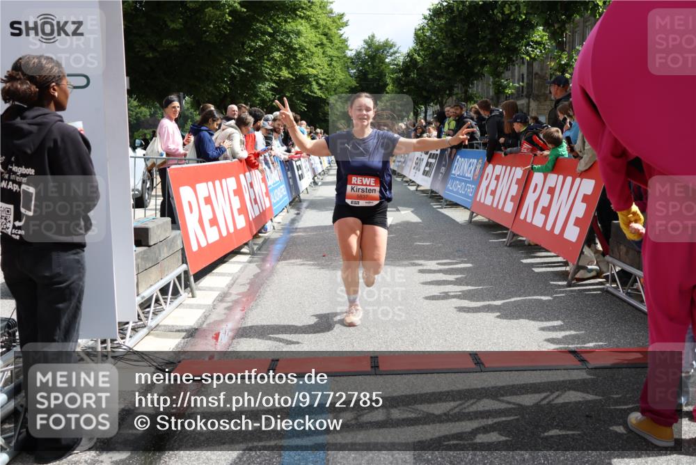 14.06.2026 - REWE Women's Run Strokosch-Dieckow http://msf.ph/oto/9772785 14.06.2026 10:55:17 Ziel 5649, 5718, 5837 meine-sportfotos.de