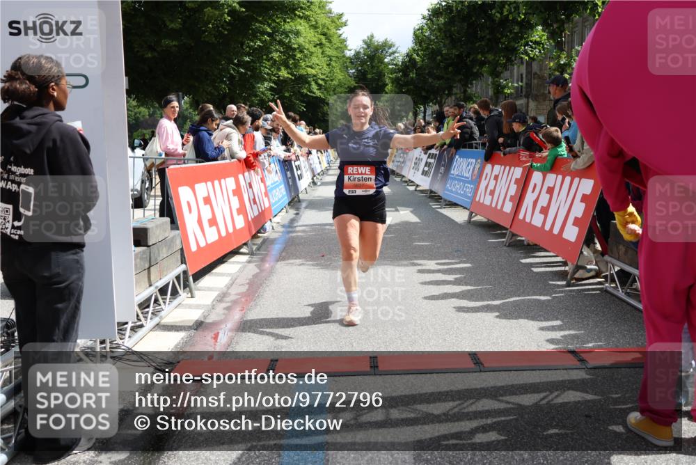 14.06.2026 - REWE Women's Run Strokosch-Dieckow http://msf.ph/oto/9772796 14.06.2026 10:55:17 Ziel 5649, 5718, 5837 meine-sportfotos.de