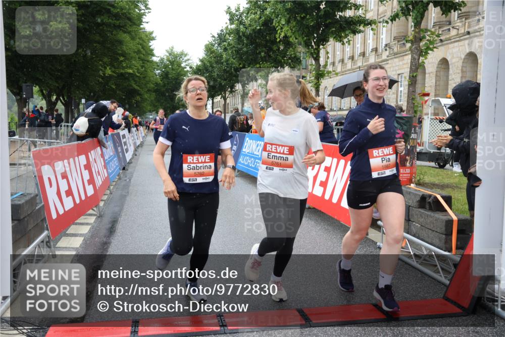 14.06.2026 - REWE Women's Run Strokosch-Dieckow http://msf.ph/oto/9772830 14.06.2026 11:09:34 Ziel 5259, 5279, 5406, 5549, 5761, 5762, 5836, 5854, 5968, 5981, 5987 meine-sportfotos.de