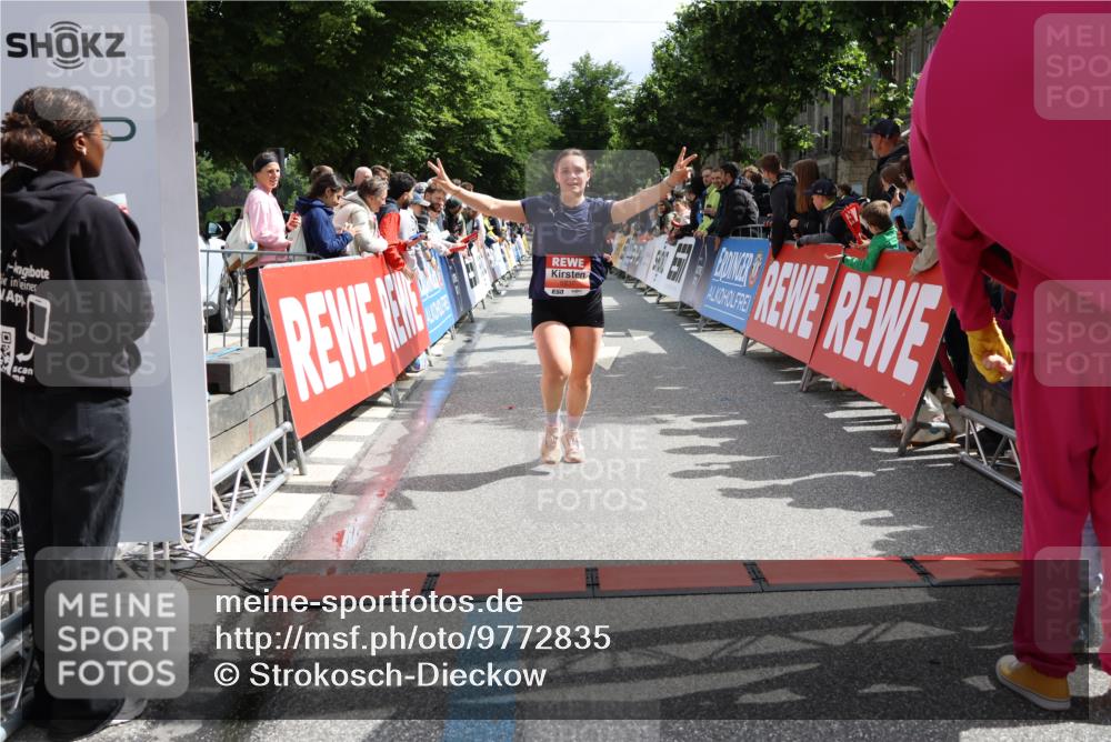 14.06.2026 - REWE Women's Run Strokosch-Dieckow http://msf.ph/oto/9772835 14.06.2026 10:55:17 Ziel 5649, 5718, 5837 meine-sportfotos.de
