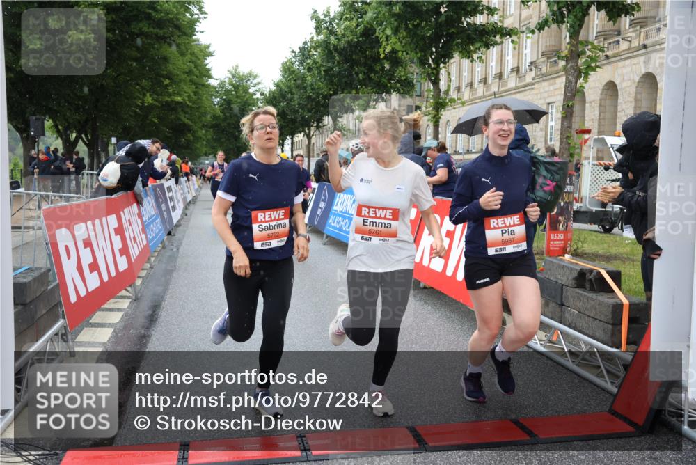 14.06.2026 - REWE Women's Run Strokosch-Dieckow http://msf.ph/oto/9772842 14.06.2026 11:09:34 Ziel 5259, 5279, 5406, 5549, 5761, 5762, 5836, 5854, 5968, 5981, 5987 meine-sportfotos.de