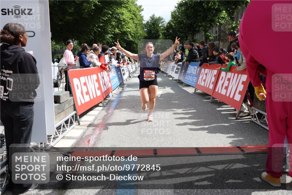 14.06.2026 - REWE Women's Run Strokosch-Dieckow http://msf.ph/oto/9772845 14.06.2026 10:55:17 Ziel 5649, 5718, 5837 meine-sportfotos.de