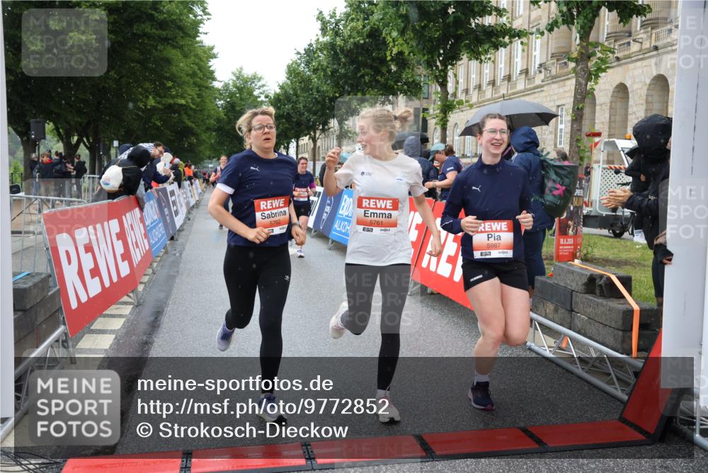 14.06.2026 - REWE Women's Run Strokosch-Dieckow http://msf.ph/oto/9772852 14.06.2026 11:09:34 Ziel 5259, 5279, 5406, 5549, 5761, 5762, 5836, 5854, 5968, 5981, 5987 meine-sportfotos.de