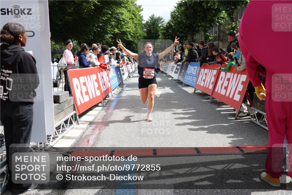 14.06.2026 - REWE Women's Run Strokosch-Dieckow http://msf.ph/oto/9772855 14.06.2026 10:55:17 Ziel 5649, 5718, 5837 meine-sportfotos.de