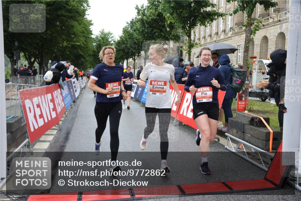 14.06.2026 - REWE Women's Run Strokosch-Dieckow http://msf.ph/oto/9772862 14.06.2026 11:09:34 Ziel 5259, 5279, 5406, 5549, 5761, 5762, 5836, 5854, 5968, 5981, 5987 meine-sportfotos.de