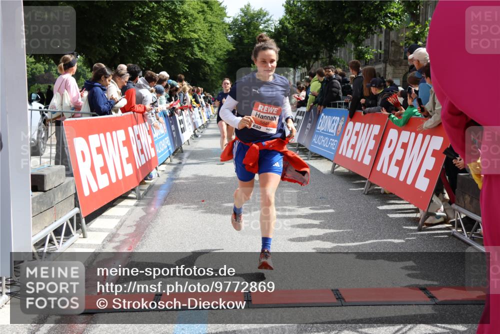 14.06.2026 - REWE Women's Run Strokosch-Dieckow http://msf.ph/oto/9772869 14.06.2026 10:55:15 Ziel 5649, 5718, 5837 meine-sportfotos.de