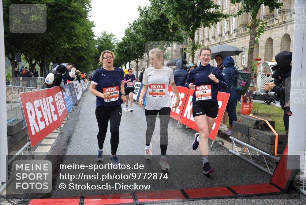 14.06.2026 - REWE Women's Run Strokosch-Dieckow http://msf.ph/oto/9772874 14.06.2026 11:09:34 Ziel 5259, 5279, 5406, 5549, 5761, 5762, 5836, 5854, 5968, 5981, 5987 meine-sportfotos.de