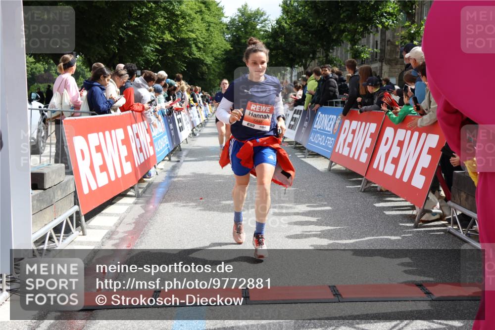 14.06.2026 - REWE Women's Run Strokosch-Dieckow http://msf.ph/oto/9772881 14.06.2026 10:55:15 Ziel 5649, 5718, 5837 meine-sportfotos.de