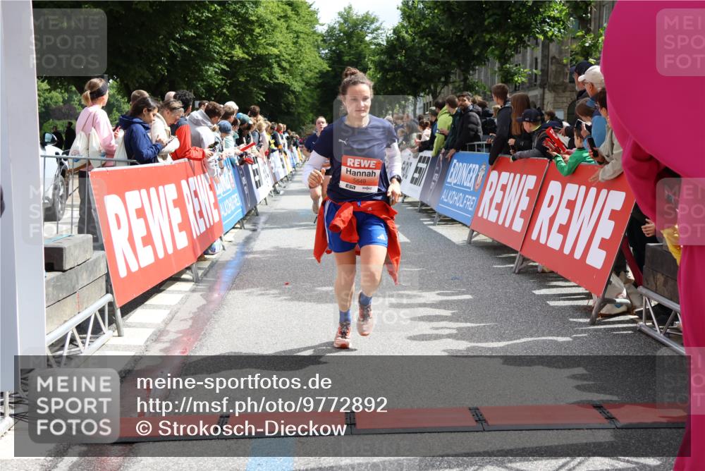 14.06.2026 - REWE Women's Run Strokosch-Dieckow http://msf.ph/oto/9772892 14.06.2026 10:55:15 Ziel 5649, 5718, 5837 meine-sportfotos.de