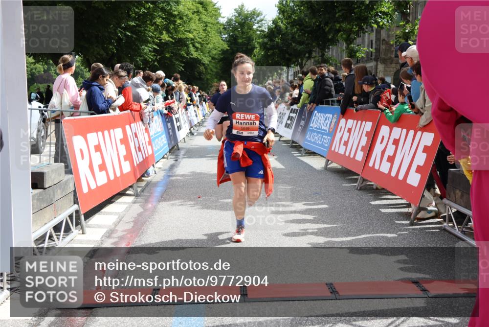 14.06.2026 - REWE Women's Run Strokosch-Dieckow http://msf.ph/oto/9772904 14.06.2026 10:55:15 Ziel 5649, 5718, 5837 meine-sportfotos.de