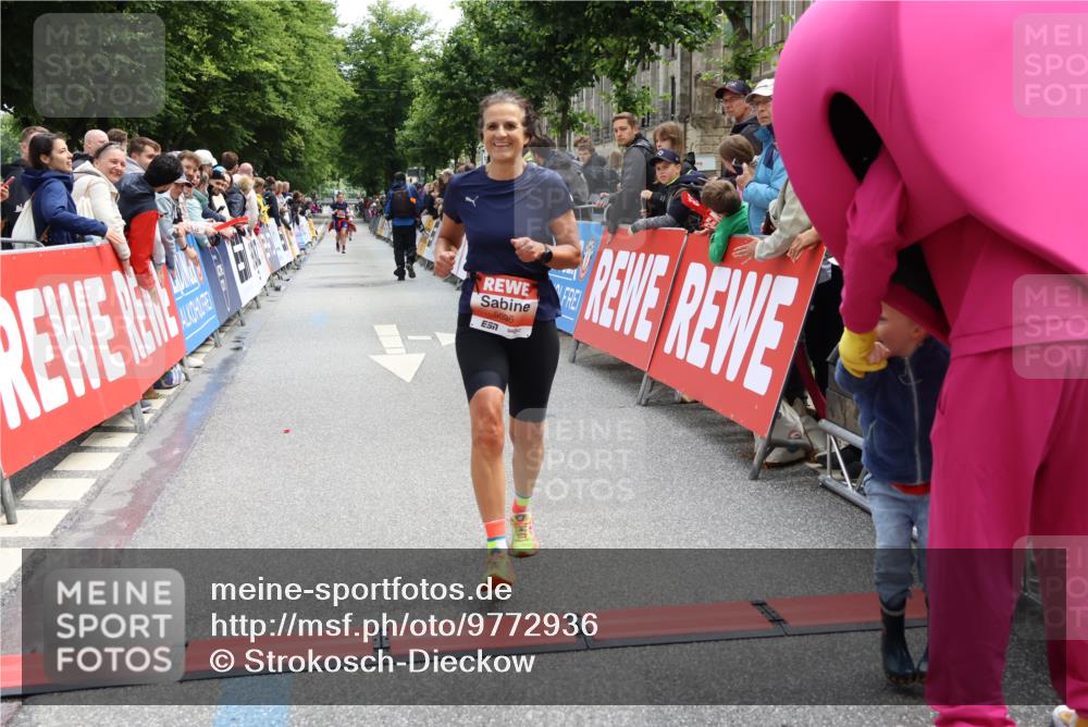 14.06.2026 - REWE Women's Run Strokosch-Dieckow http://msf.ph/oto/9772936 14.06.2026 10:55:06 Ziel 5096 meine-sportfotos.de