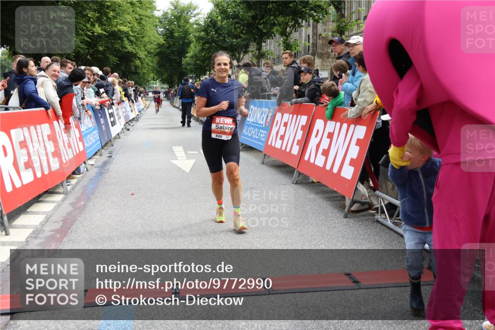 14.06.2026 - REWE Women's Run Strokosch-Dieckow http://msf.ph/oto/9772990 14.06.2026 10:55:05 Ziel 5096 meine-sportfotos.de