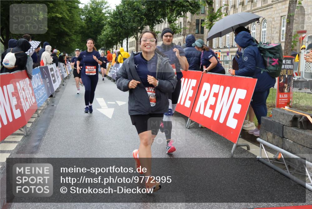 14.06.2026 - REWE Women's Run Strokosch-Dieckow http://msf.ph/oto/9772995 14.06.2026 11:09:27 Ziel 5259, 5279, 5600, 5681, 5836, 5927, 5968 meine-sportfotos.de