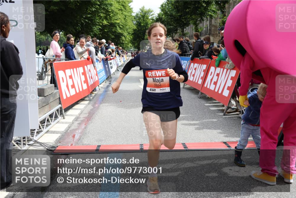 14.06.2026 - REWE Women's Run Strokosch-Dieckow http://msf.ph/oto/9773001 14.06.2026 10:54:55 Ziel 5189, 5594, 5613, 5707, 5916 meine-sportfotos.de