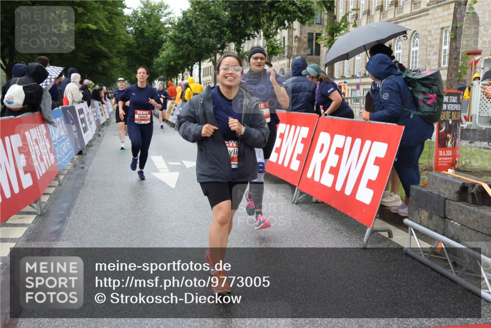14.06.2026 - REWE Women's Run Strokosch-Dieckow http://msf.ph/oto/9773005 14.06.2026 11:09:27 Ziel 5259, 5279, 5600, 5681, 5836, 5927, 5968 meine-sportfotos.de
