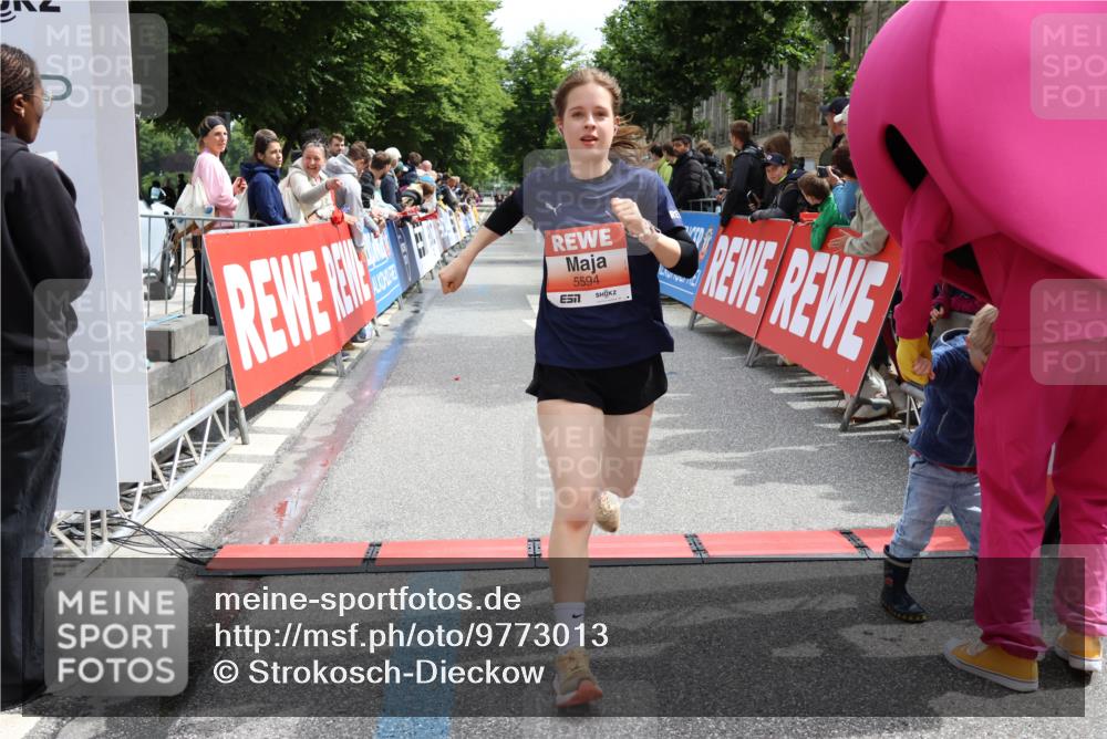 14.06.2026 - REWE Women's Run Strokosch-Dieckow http://msf.ph/oto/9773013 14.06.2026 10:54:55 Ziel 5189, 5594, 5613, 5707, 5916 meine-sportfotos.de