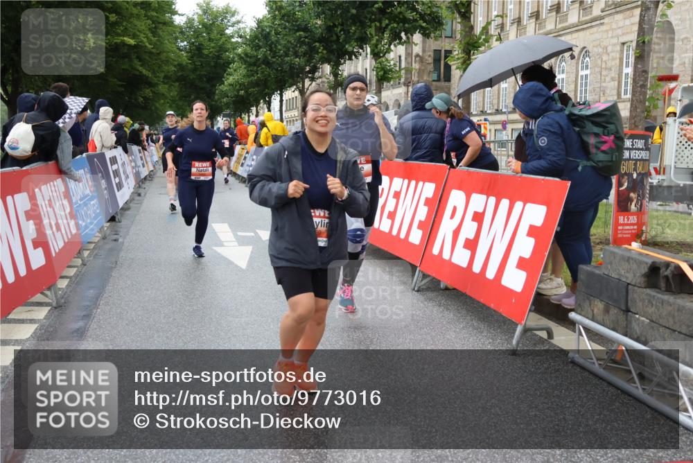 14.06.2026 - REWE Women's Run Strokosch-Dieckow http://msf.ph/oto/9773016 14.06.2026 11:09:27 Ziel 5259, 5279, 5600, 5681, 5836, 5927, 5968 meine-sportfotos.de