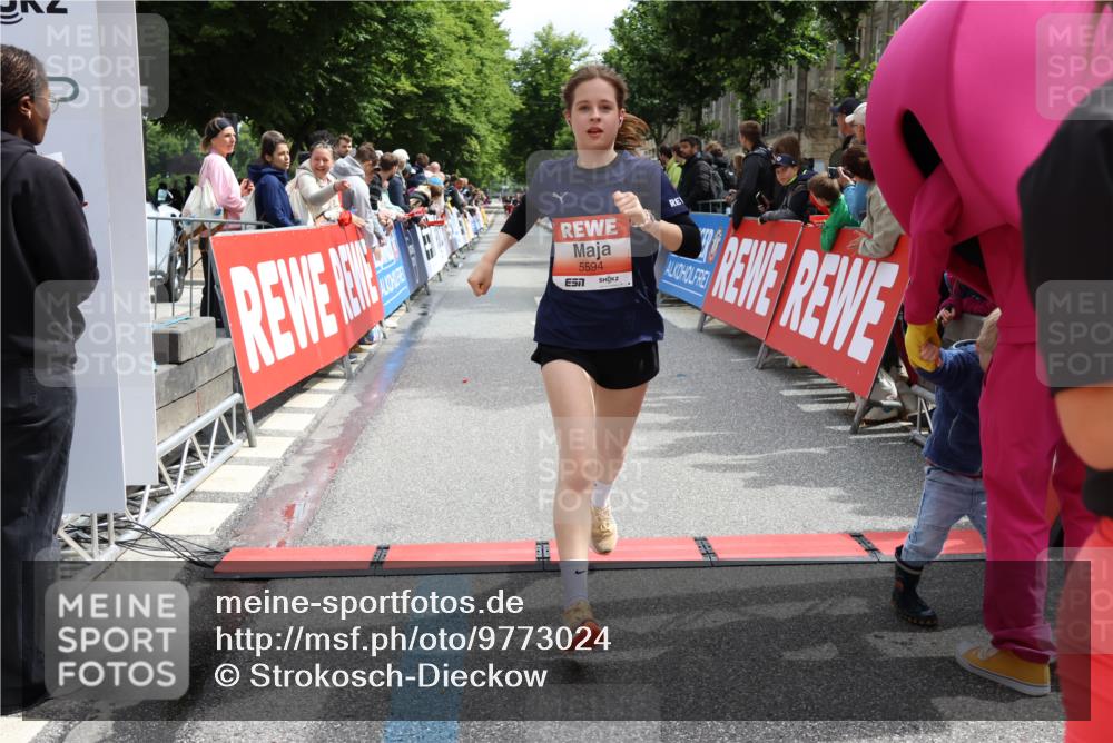 14.06.2026 - REWE Women's Run Strokosch-Dieckow http://msf.ph/oto/9773024 14.06.2026 10:54:55 Ziel 5189, 5594, 5613, 5707, 5916 meine-sportfotos.de