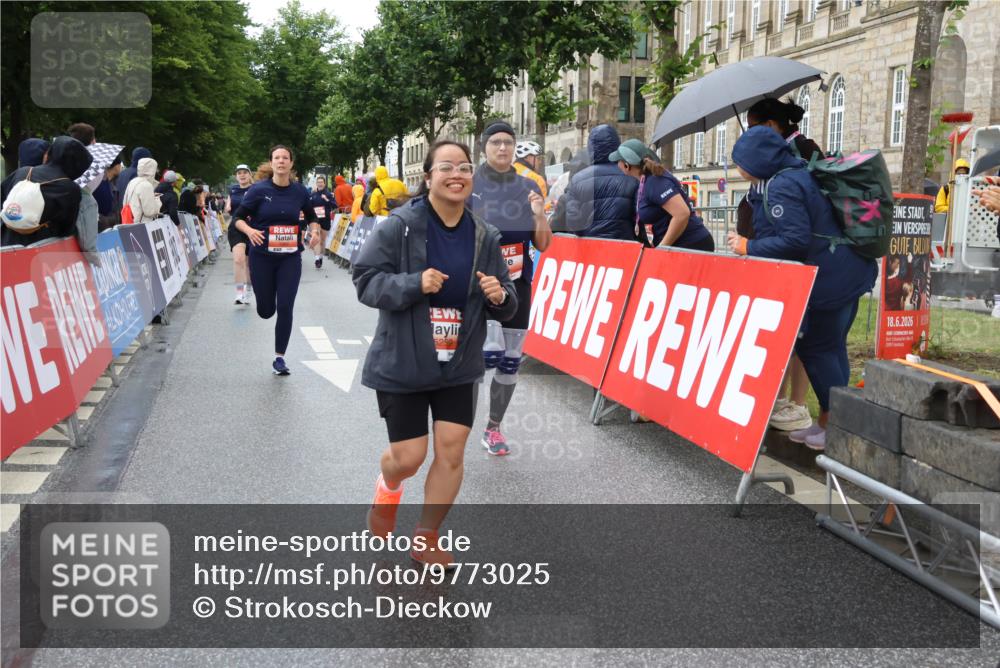 14.06.2026 - REWE Women's Run Strokosch-Dieckow http://msf.ph/oto/9773025 14.06.2026 11:09:27 Ziel 5259, 5279, 5600, 5681, 5836, 5927, 5968 meine-sportfotos.de