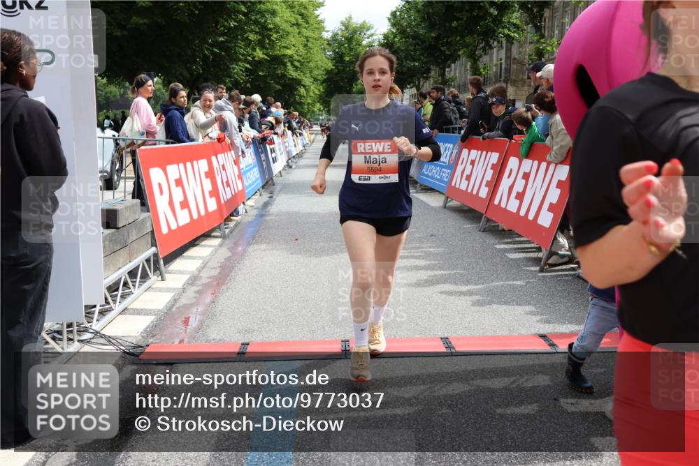 14.06.2026 - REWE Women's Run Strokosch-Dieckow http://msf.ph/oto/9773037 14.06.2026 10:54:55 Ziel 5189, 5594, 5613, 5707, 5916 meine-sportfotos.de