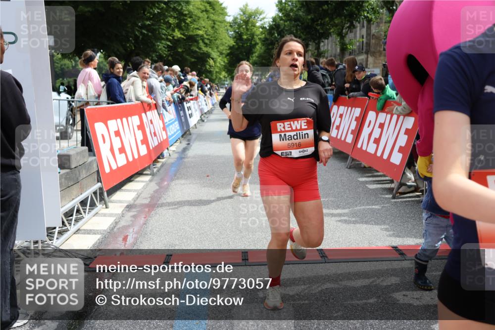 14.06.2026 - REWE Women's Run Strokosch-Dieckow http://msf.ph/oto/9773057 14.06.2026 10:54:54 Ziel 5189, 5594, 5613, 5707, 5916 meine-sportfotos.de