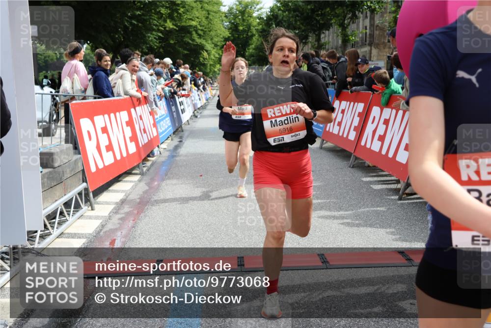 14.06.2026 - REWE Women's Run Strokosch-Dieckow http://msf.ph/oto/9773068 14.06.2026 10:54:54 Ziel 5189, 5594, 5613, 5707, 5916 meine-sportfotos.de
