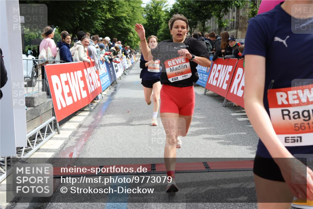 14.06.2026 - REWE Women's Run Strokosch-Dieckow http://msf.ph/oto/9773079 14.06.2026 10:54:54 Ziel 5189, 5594, 5613, 5707, 5916 meine-sportfotos.de