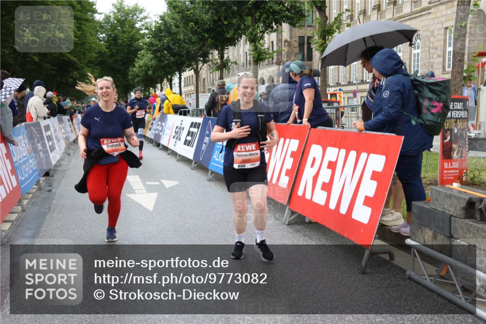 14.06.2026 - REWE Women's Run Strokosch-Dieckow http://msf.ph/oto/9773082 14.06.2026 11:09:24 Ziel 5037, 5099, 5259, 5279, 5600, 5681, 5732, 5927 meine-sportfotos.de