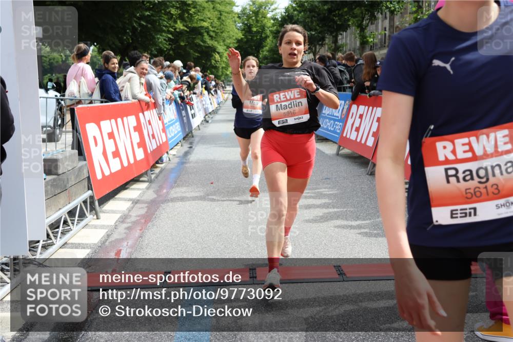 14.06.2026 - REWE Women's Run Strokosch-Dieckow http://msf.ph/oto/9773092 14.06.2026 10:54:54 Ziel 5189, 5594, 5613, 5707, 5916 meine-sportfotos.de