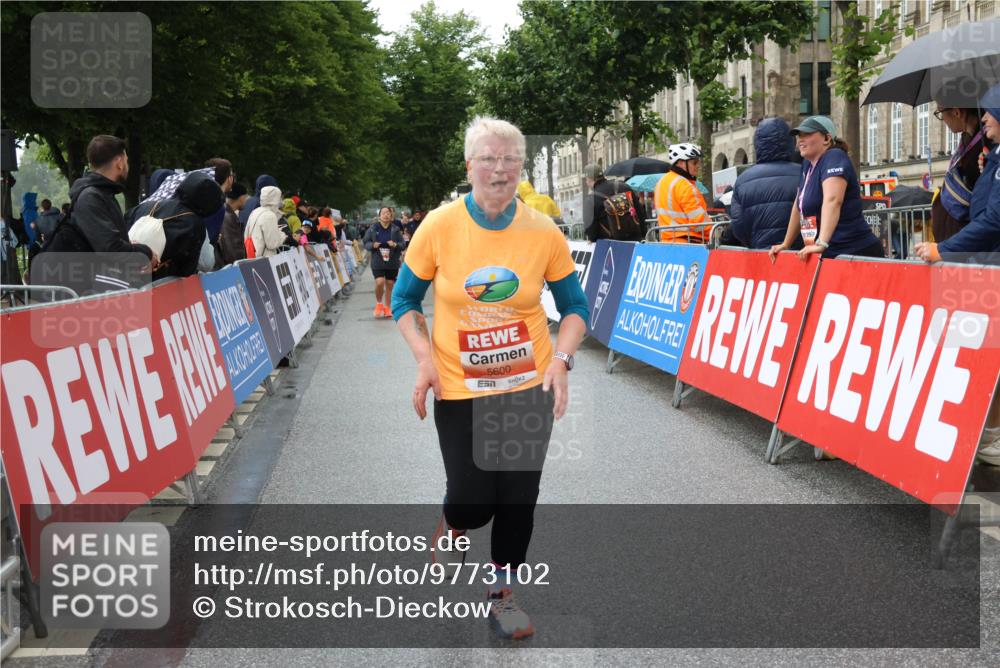 14.06.2026 - REWE Women's Run Strokosch-Dieckow http://msf.ph/oto/9773102 14.06.2026 11:09:20 Ziel 5037, 5099, 5544, 5600, 5732, 5825, 5841, 5925 meine-sportfotos.de